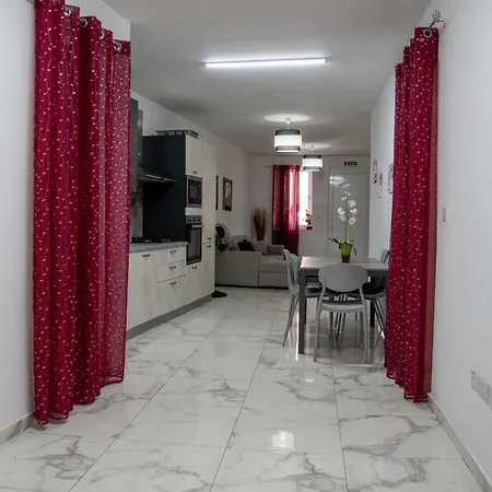 Your Base Near Nightlife Apartment *